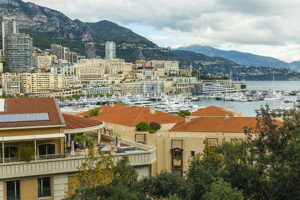 Княжество Монако, 13 октября 2013 года. Вид на жилые районы и порт Фонтевилл — стоковое фото