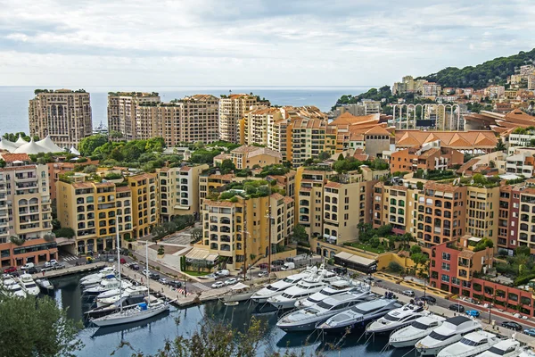 Княжество Монако, 13 октября 2013 года. Вид на жилые районы и порт Фонтевилл — стоковое фото