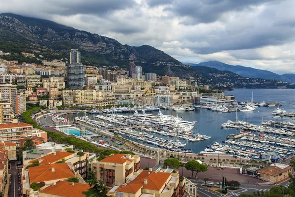 Principado de Mónaco, 13 de octubre de 2013. Vista de las zonas residenciales y el puerto de Fontevill — Foto de Stock