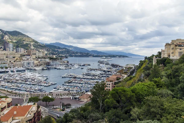 Principato di Monaco, 13 ottobre 2013. Veduta delle zone residenziali e del porto di Fontevill — Foto Stock