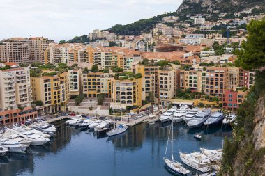 Monako Prensliği. harbor, yatlar ve yerleşim alanları ile yüksek bir noktada