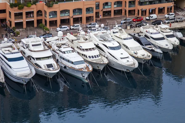 Het Vorstendom monaco, 13 oktober 2013. het uitzicht vanaf het hoogste punt van de haven en jacht ligplaats — Stockfoto