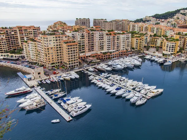 La Principauté de Monaco. Vue sur le port, les yachts et les zones résidentielles avec un point culminant — Photo