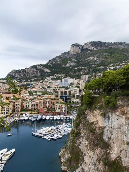 El Principado de Mónaco. Vista del puerto, yates y zonas residenciales con un punto alto — Foto de Stock