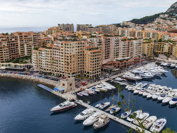 モナコ公国。港、ヨット、高ポイントと住宅地のビュー — ストック写真