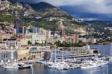 Monako Prensliği. harbor, yatlar ve yerleşim alanları ile yüksek bir noktada