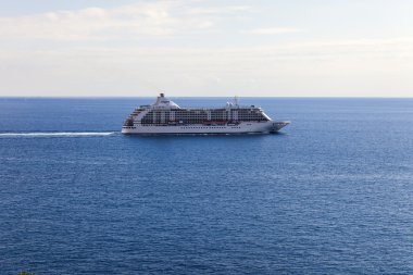 deniz manzarası. Ufukta bir yolcu gemisi