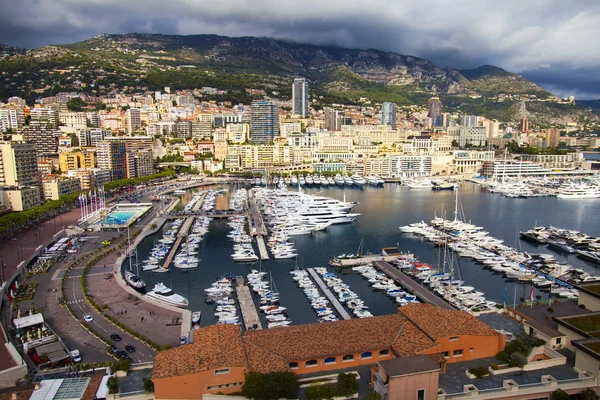 Das fürstentum von monaco. Blick auf den Hafen, Yachten und Wohngebiete mit einem Höhepunkt — Stockfoto