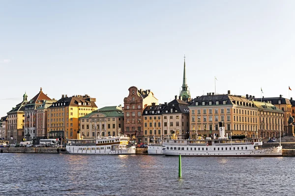 Stockholm. Embankment dans les rayons du soleil couchant — Photo