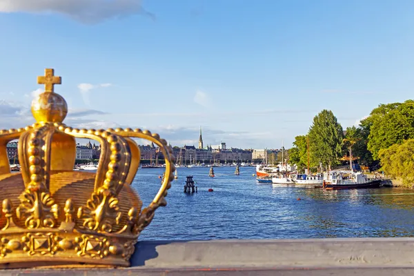 Sverige, stockholm. symbol svensk krona mot vattnet panorama — Stockfoto