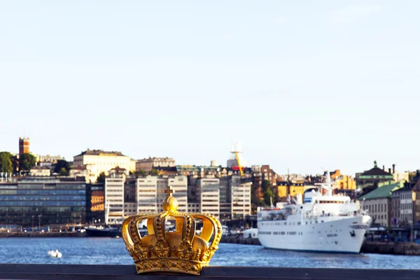 İsveç Stokholm. waterfront panorama karşı İsveç Veliaht sembolü — Stok fotoğraf