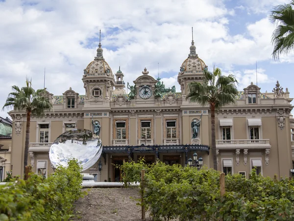 The Principality of Monaco. Monte Carlo casino and a public garden — Stock Photo, Image