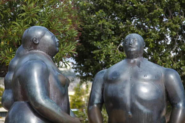 Principado de Mónaco, 13 de octubre de 2013. Escultura de Adán y Eva en Monte Carlo (autor Fernando Botero) en un jardín público — Foto de Stock