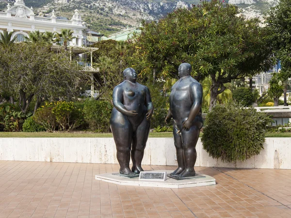 2013 年 10 月 13 日、モナコ公国。モンテ - カルロ （著者 - フェルナンド ・ ボテロ） の公共庭におけるアダムとイブの彫刻 — ストック写真