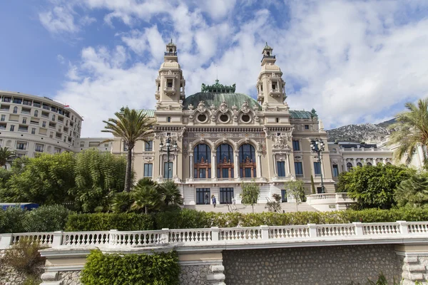 Il Principato di Monaco. Monte Carlo casino e un giardino pubblico — Foto Stock