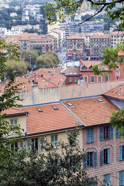 França, Nice, 14 de outubro de 2014. Vista dos telhados vermelhos da cidade velha da colina Chateau — Fotografia de Stock