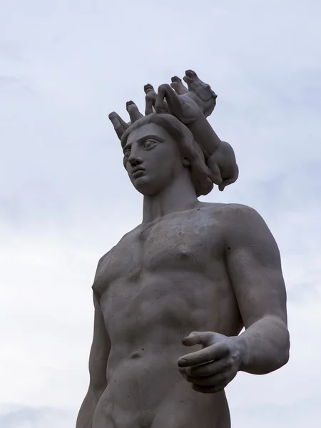 Francia, Niza. Escultura Apolo que adorna la fuente en el centro de la Plaza Massena Niza - uno de los resorts de la Francia de Ce.net te d 'Azur — Foto de Stock