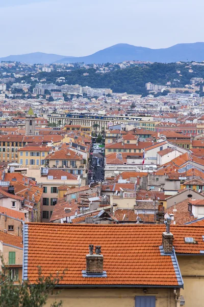 França, Nice, 14 de outubro de 2014. Vista dos telhados vermelhos da cidade velha da colina Chateau — Fotografia de Stock