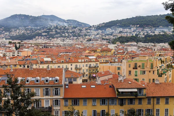 Francia, Niza, 14 de octubre de 2014. Vista de los tejados rojos del casco antiguo desde la colina Chateau — Foto de Stock