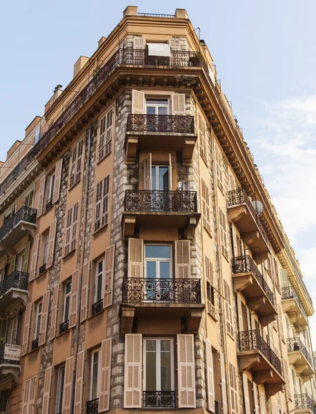 Francia, Niza. Detalles arquitectónicos típicos de las fachadas de los edificios históricos (siglo XIX-XX) ) — Foto de Stock