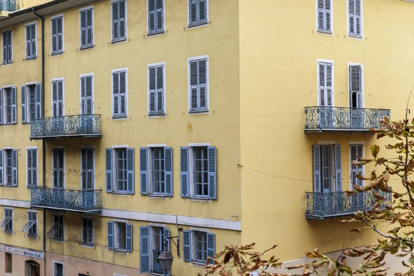 Francia, Niza. Detalles arquitectónicos típicos de las fachadas de los edificios históricos (siglo XIX-XX) ) — Foto de Stock