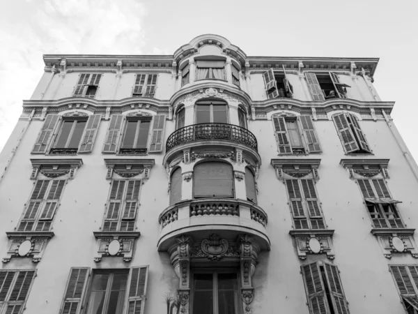França, Nice. Detalhes arquitetônicos típicos das fachadas de edifícios históricos (século XIX-XX ) — Fotografia de Stock