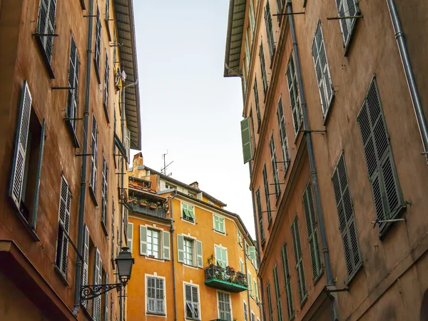Francia, Niza. Detalles arquitectónicos típicos de las fachadas de los edificios históricos (siglo XIX-XX) ) —  Fotos de Stock