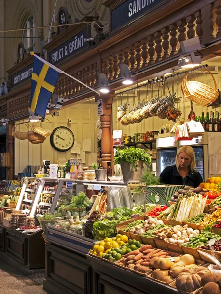 Стокгольм, Швеция Интерьер центрального рынка. Шведская продукция — стоковое фото