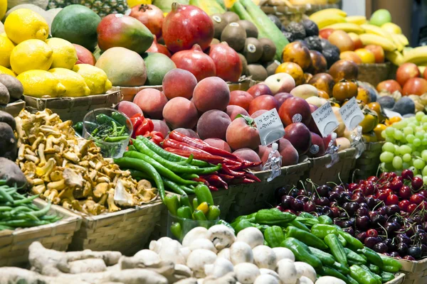 Produtos ecológicos na banca de mercado — Fotografia de Stock