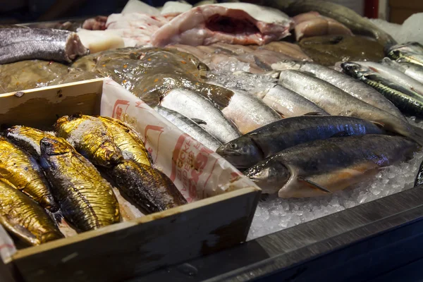 Környezetbarát termékek piaci bódé. füstölt hal — Stock Fotó