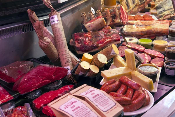 Produtos ecológicos na banca de mercado. produtos à base de carne — Fotografia de Stock
