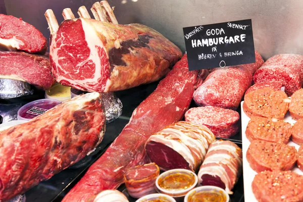 Produtos ecológicos na banca de mercado. produtos à base de carne — Fotografia de Stock