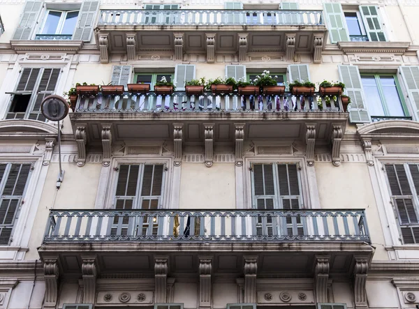 Francja, ładne. typowe detale architektoniczne elewacji zabytkowych budynków (xix-xx wieku) — Zdjęcie stockowe