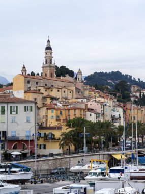Fransa, menton, 15 Ekim 2013. tipik turist görme: eski şehir ve liman ile Yatlar demirli.