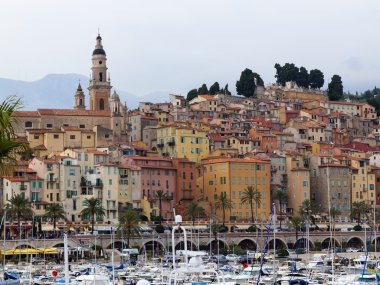 Fransa, menton, 15 Ekim 2013. tipik turist görme: eski şehir ve liman ile Yatlar demirli.