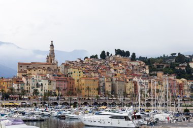 Fransa, menton, 15 Ekim 2013. tipik turist görme: eski şehir ve liman ile Yatlar demirli.