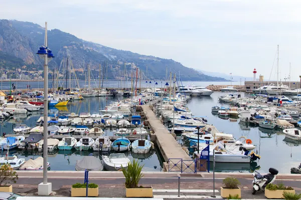 France , Menton, 15 October 2013 . View of the bay , the coastal strip and the foothills of the Alps , shrouded in mist — Stock Photo, Image