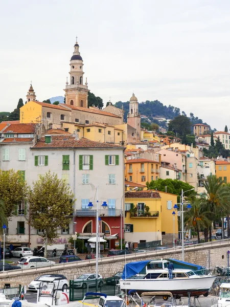 France , Menton, 15 October 2013 . The typical tourist sight : the old town and the port with moored yachts. — Stock Photo, Image