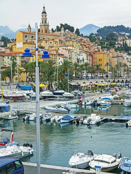 France , Menton, 15 October 2013 . The typical tourist sight : the old town and the port with moored yachts. — Stock Photo, Image