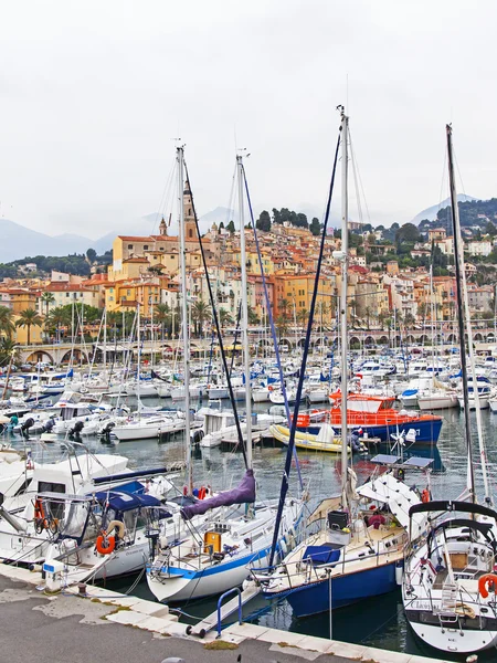France , Menton, 15 October 2013 . The typical tourist sight : the old town and the port with moored yachts. — Stock Photo, Image