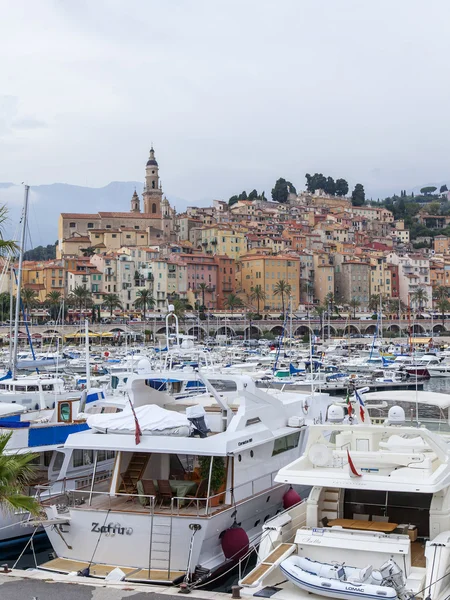 France , Menton, 15 October 2013 . The typical tourist sight : the old town and the port with moored yachts. — Stock Photo, Image