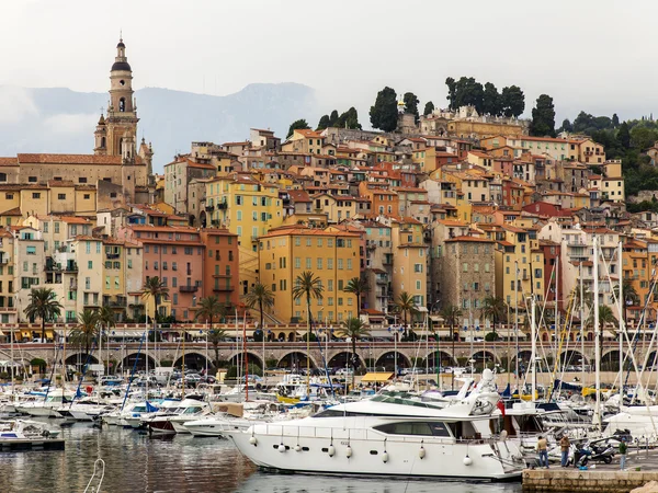 France , Menton, 15 October 2013 . The typical tourist sight : the old town and the port with moored yachts. — Stock Photo, Image