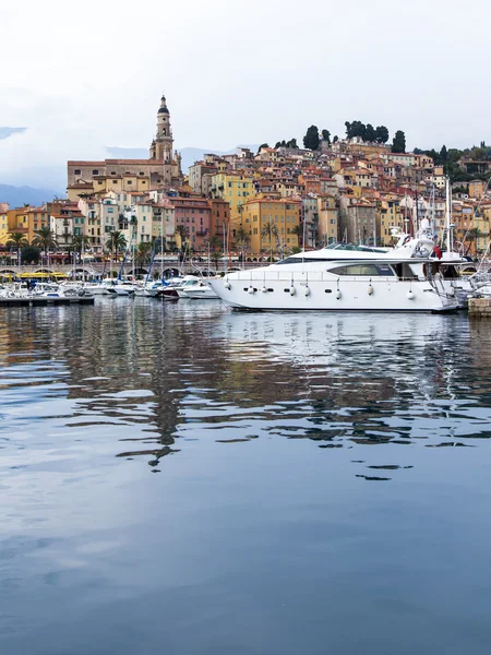 France , Menton, 15 October 2013 . The typical tourist sight : the old town and the port with moored yachts. — Stock Photo, Image