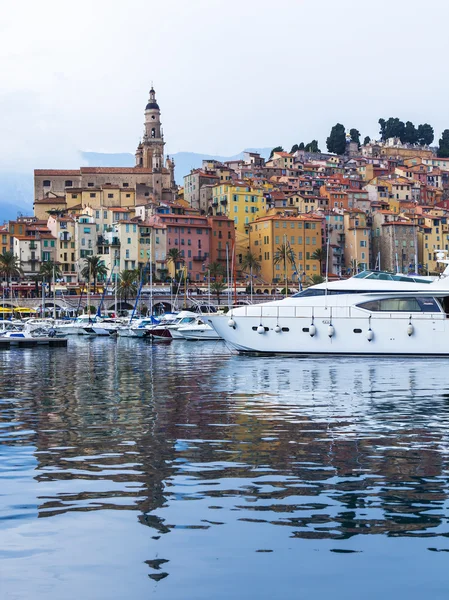 Frankreich, Menton, 15. Oktober 2013. der typische touristische Anblick: die Altstadt und der Hafen mit den festgemachten Yachten. — Stockfoto