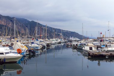 Fransa, menton, 15 Ekim 2013. bay, Yat Limanı ve Alp Dağları doruklarına görünümünü bir bulutlu sonbahar günü