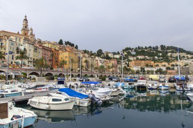 Fransa, cote d'azur, menton. eski şehir ve çok sayıda Yatlar kentin liman sisli sonbahar gün demirleyen