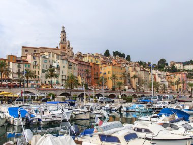 Fransa, cote d'azur, menton. eski şehir ve çok sayıda Yatlar kentin liman sisli sonbahar gün demirleyen