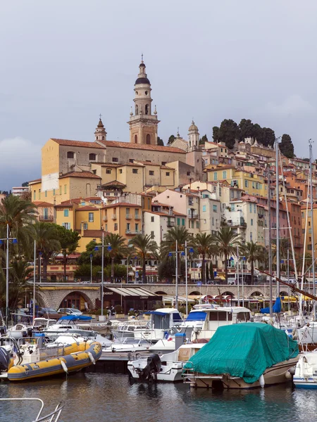 France, Cote d'Azur, Menton. View of the old town and numerous yachts moored in the city's port foggy autumn day — Stock Photo, Image