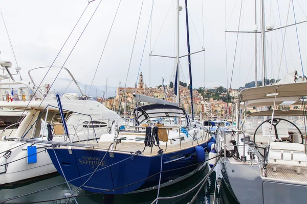 França, Cote d 'Azur, Menton, 15 de outubro de 2013. Vista da baía e os muitos iates em amarrações — Fotografia de Stock