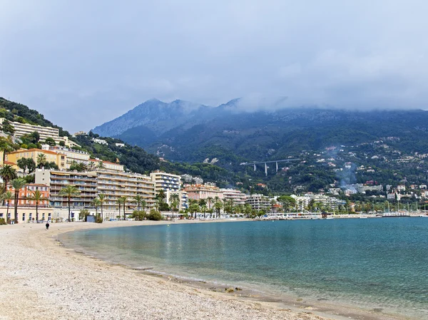 Frankrike, Rivieran, menton. utsikt över kustlinjen och bygga på sluttningen — Stockfoto